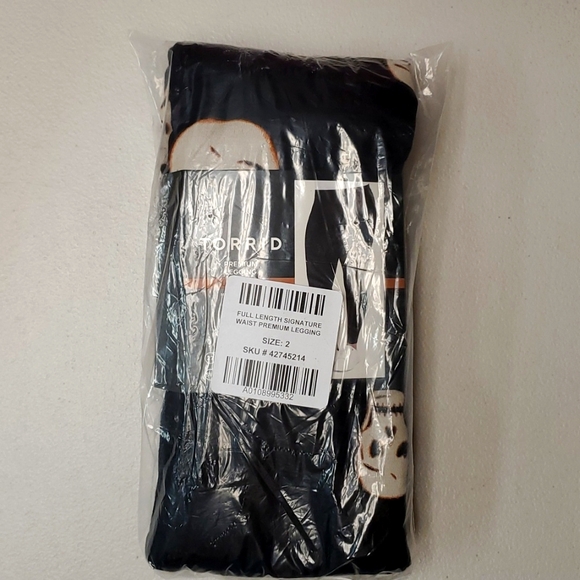 ❤️NWT VINTAGE TORRID  HALLOWEEN LEGGING -  MOODY SKULLS PRINT - FULL LENGTH - Picture 7 of 11